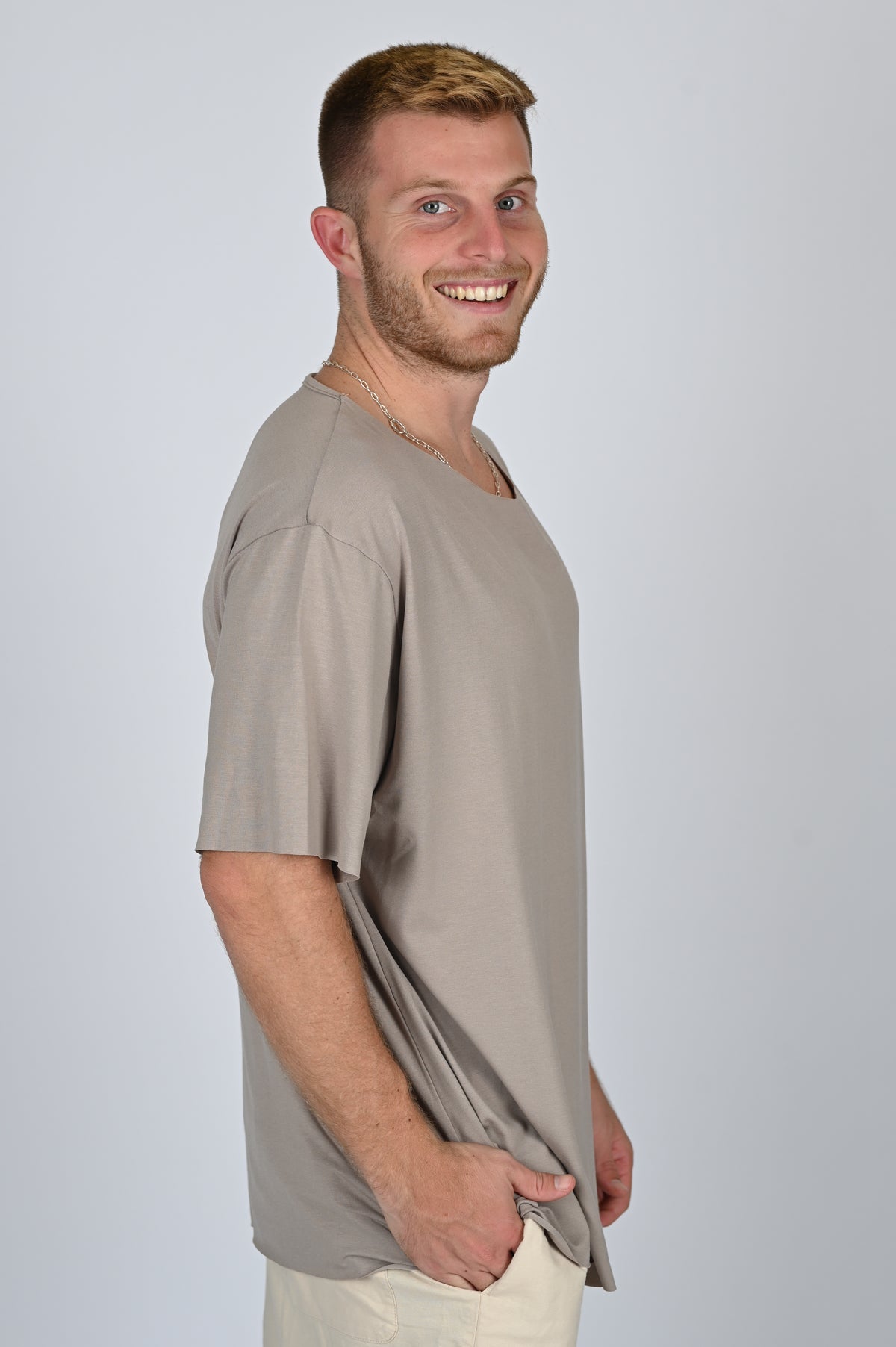 חולצה שרוול קצר בצבע אפור