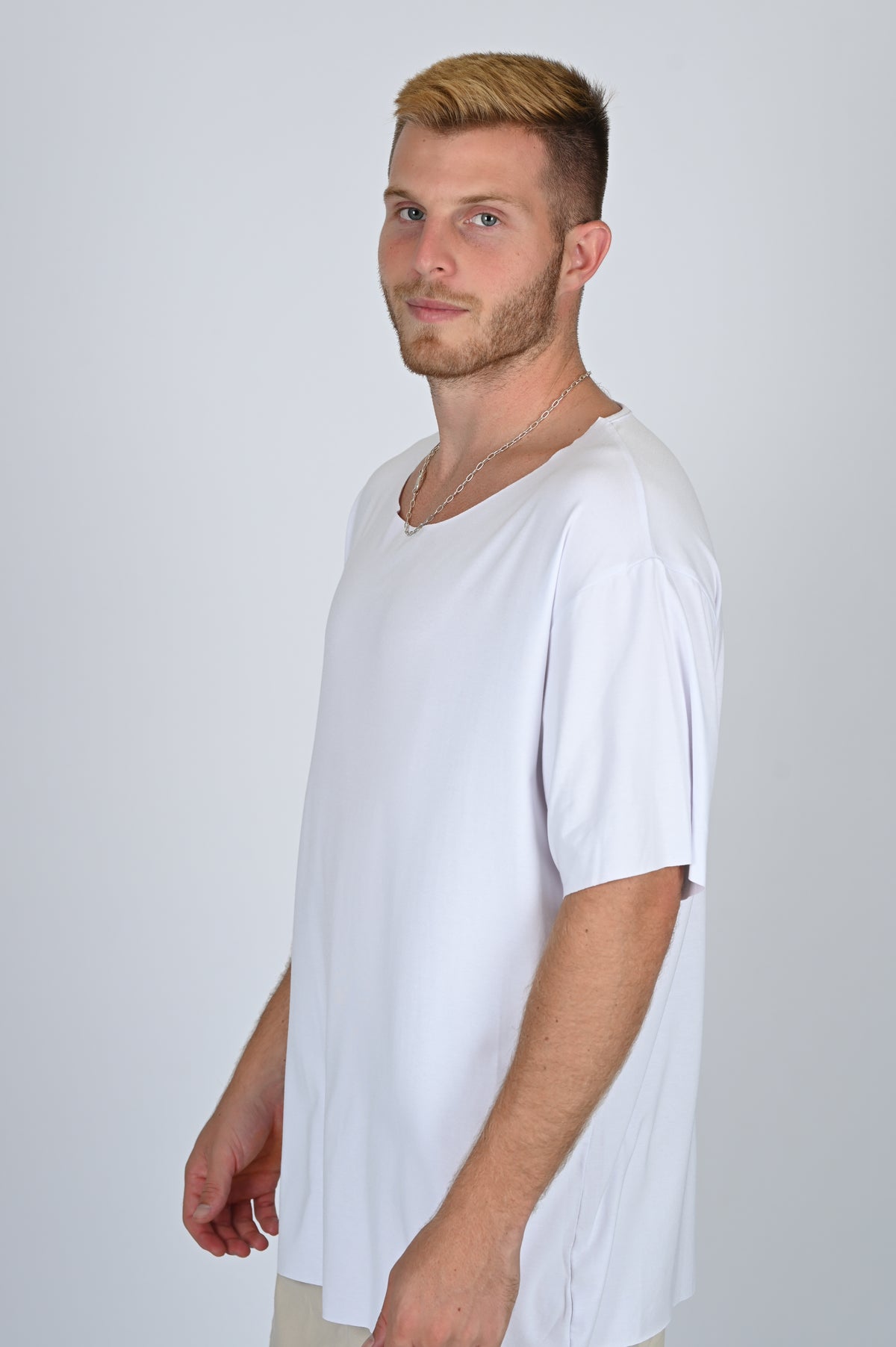 חולצה שרוול קצר בצבע לבן