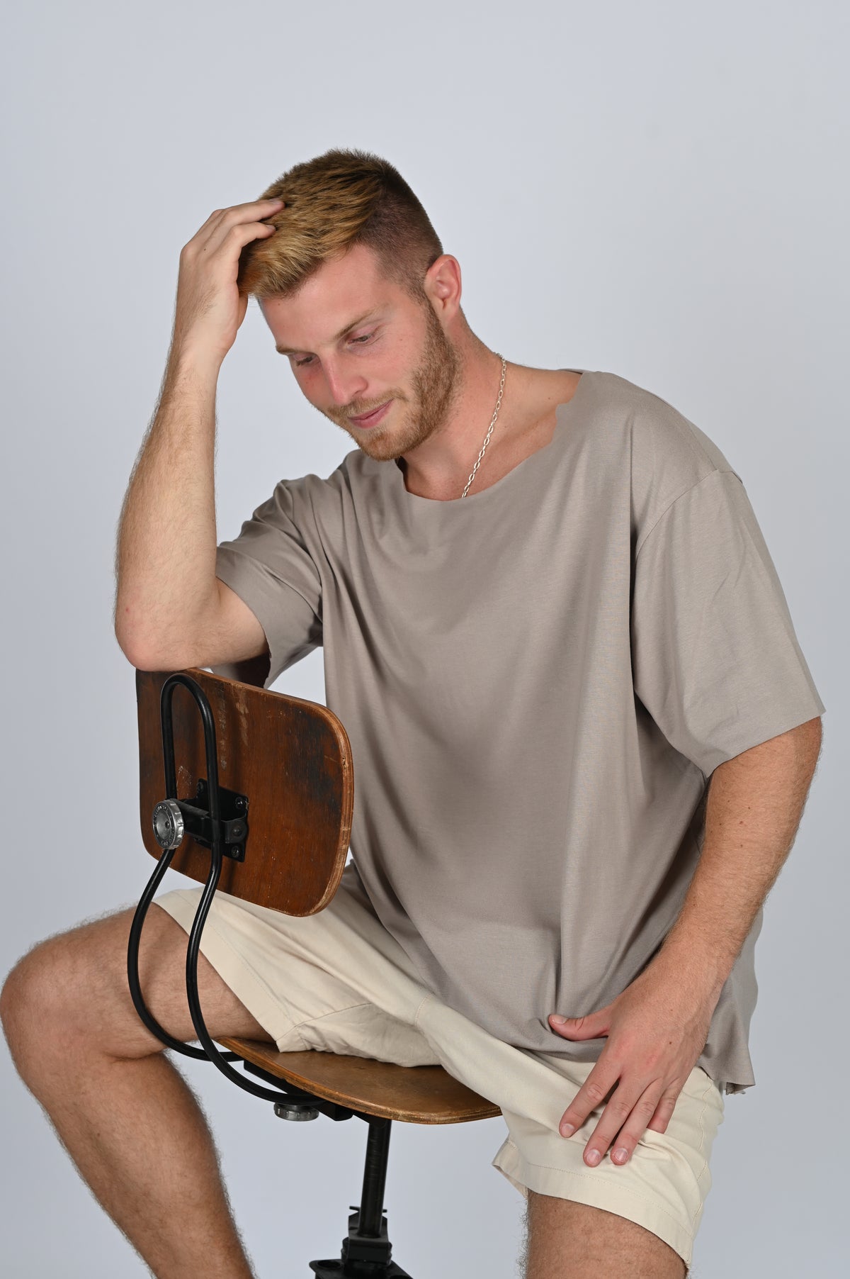 חולצה שרוול קצר בצבע אפור