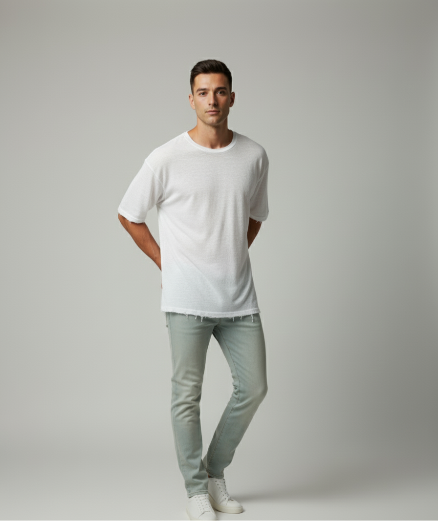 חולצה לבנה עשויה מבד 100% פשתן עם קרעים